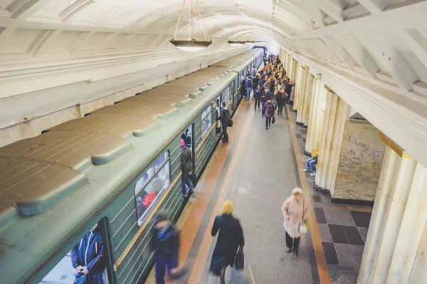 Moskova, Rusya - 9 Mayıs 2017: eski metro istasyonu içinde. Başkenti ve en kalabalık şehir Rusya'nın, şehir sınırları içinde 13,2 milyon sakinleri ve 17.1 milyon kentsel alanı içinde Moskova olduğunu.