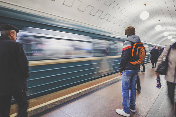 МОСКВА, РОССИЯ - 9 мая 2017 года: Внутри старой станции метро. Москва - столица и самый населенный город России, с 13,2 млн жителей в черте города и 17,1 млн в черте города
.