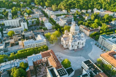 Kaunas şehir merkezinin havadan görünümü. Kaunas ülkenin ikinci büyük kenti ve tarihsel olarak ekonomik, akademik ve kültürel önde gelen bir merkezi olmuştur