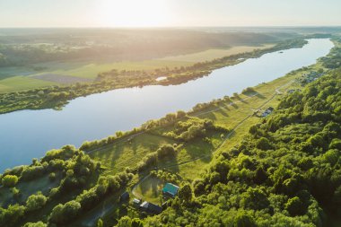 Drone havadan görünümü Nemunas Nehri, büyük Doğu Avrupa nehir. Beyaz Rusya'da doğar ve Curonian Lagoon ve sonra Klaipeda, Baltık Denizi içine boşaltma önce Litvanya akar