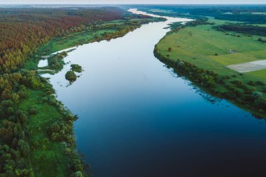Drone havadan görünümü Nemunas Nehri, büyük Doğu Avrupa nehir. Beyaz Rusya'da doğar ve Curonian Lagoon ve sonra Klaipeda, Baltık Denizi içine boşaltma önce Litvanya akar