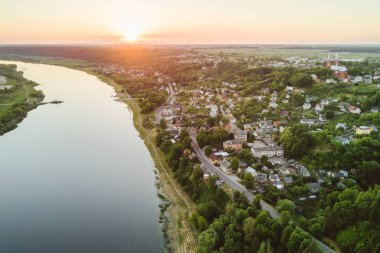 Dron küçük şehir Vilkija hava görünümünü. Vilkija İlçe Belediyesi Kaunas, Litvanya yer alır. Bulunduğu 25 km Kuzey-Batı Kaunas olduğunu. Şu Nemunas Nehri'nin kuzey tarafında olduğunu
