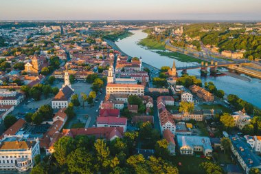 Kaunas eski şehrin havadan görünümü. Kaunas ülkenin ikinci büyük kenti ve tarihsel olarak ekonomik, akademik ve kültürel önde gelen bir merkezi olmuştur