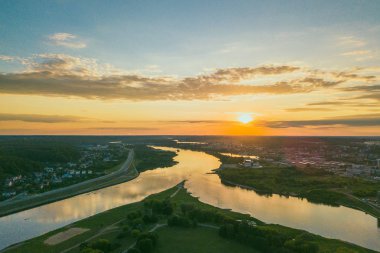 Neman ve Neris izdiham. Nemunas ve Neris izdiham Santakos parkaya (veya kavşak Park) en batı ucunda olduğunu eski şehir Kaunas, Litvanya