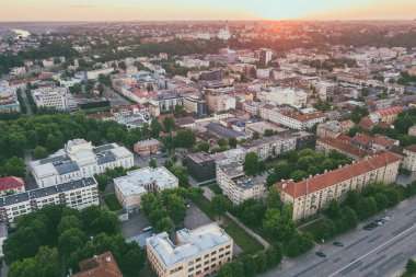 Sunmer gün batımı. Kaunas şehir merkezinin havadan görünümü. Kaunas Litvanya'ikinci büyük şehri ve tarihsel olarak ekonomik, akademik ve kültürel önde gelen merkezi oldu