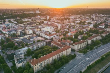 Sunmer gün batımı. Kaunas şehir merkezinin havadan görünümü. Kaunas Litvanya'ikinci büyük şehri ve tarihsel olarak ekonomik, akademik ve kültürel önde gelen merkezi oldu