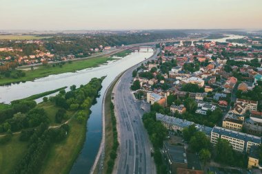 Sunmer gün batımı. Kaunas şehir merkezinin havadan görünümü. Kaunas Litvanya'ikinci büyük şehri ve tarihsel olarak ekonomik, akademik ve kültürel önde gelen merkezi oldu