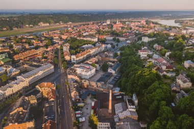 Sabah erkenden. Kaunas şehir merkezinin havadan görünümü. Kaunas Litvanya'ikinci büyük şehri ve tarihsel olarak ekonomik, akademik ve kültürel önde gelen merkezi oldu