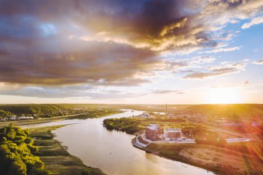 Sunmer gün batımı. Kaunas şehir merkezinin havadan görünümü. Kaunas Litvanya'ikinci büyük şehri ve tarihsel olarak ekonomik, akademik ve kültürel önde gelen merkezi oldu