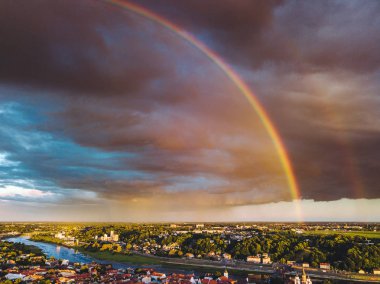 Kaunas eski kasabada Çift gökkuşağı hava görünümünü. Kaunas Litvanya'ikinci büyük şehri ve tarihsel olarak ekonomik, akademik ve kültürel önde gelen merkezi oldu