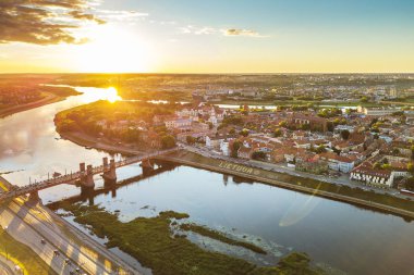 Kaunas eski şehrin havadan görünümü. Yaz gecesi. Kaunas Litvanya'ikinci büyük şehri ve tarihsel olarak ekonomik, akademik ve kültürel yaşam önde gelen merkezi oldu