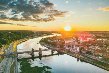 Kaunas eski şehrin havadan görünümü. Yaz gecesi. Kaunas Litvanya'ikinci büyük şehri ve tarihsel olarak ekonomik, akademik ve kültürel yaşam önde gelen merkezi oldu
