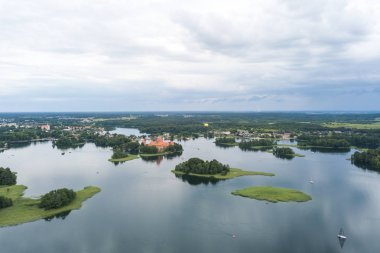 Drone göl Galve, Trakai Litvanya hava görünümünü. 21 Adaları vardır ve bunlardan biri Trakai ada kale evleri.