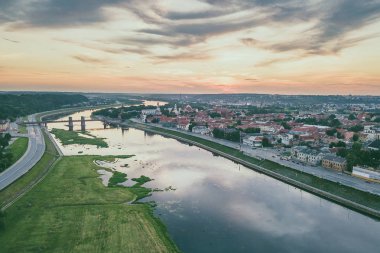 Kaunas şehir merkezinin havadan görünümü. Kaunas Litvanya'ikinci büyük şehri ve tarihsel olarak ekonomik, akademik ve kültürel yaşam önde gelen merkezi oldu