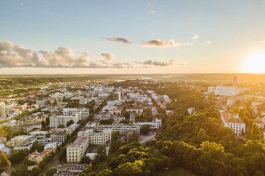 Kaunas şehir merkezinin havadan görünümü. Yaz gün batımı. Kaunas Litvanya'ikinci büyük şehri ve tarihsel olarak ekonomik, akademik ve kültürel yaşam önde gelen merkezi oldu