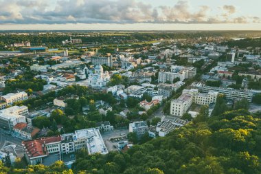 Kaunas şehir merkezinin havadan görünümü. Yaz gün batımı. Kaunas Litvanya'ikinci büyük şehri ve tarihsel olarak ekonomik, akademik ve kültürel yaşam önde gelen merkezi oldu