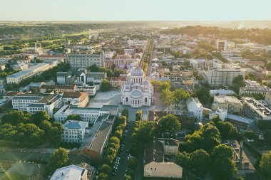 Kaunas şehir merkezinin havadan görünümü. Kaunas Litvanya'ikinci büyük şehri ve tarihsel olarak ekonomik, akademik ve kültürel yaşam önde gelen merkezi oldu
