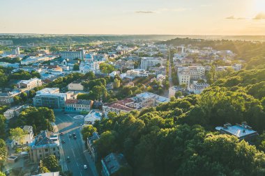 Kaunas şehir merkezinin havadan görünümü. Kaunas Litvanya'ikinci büyük şehri ve tarihsel olarak ekonomik, akademik ve kültürel yaşam önde gelen merkezi oldu