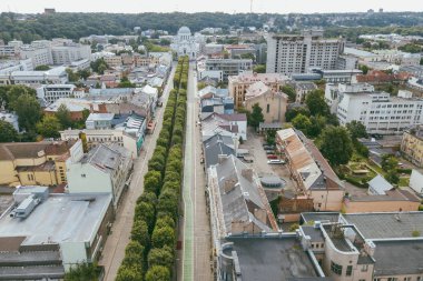 Özgürlük Bulvarı. Kaunas şehir merkezinin havadan görünümü. Kaunas Litvanya'ikinci büyük şehri ve tarihsel olarak ekonomik, akademik ve kültürel yaşam önde gelen merkezi oldu