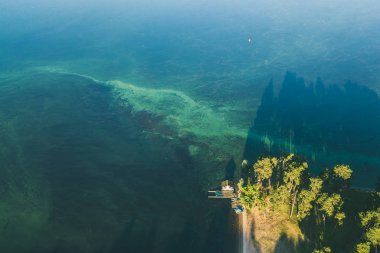 Mavi su doku hava dron görünümü. Kaunas lagün su yüzeyi, Litvanya