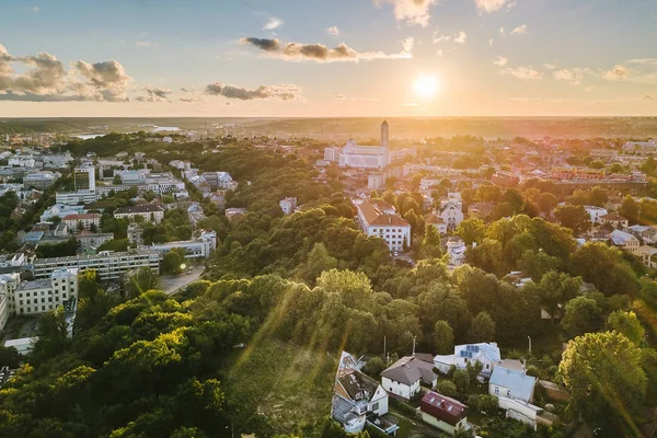 Kaunas şehir merkezinin havadan görünümü. Yaz gün batımı. Kaunas Litvanya'ikinci büyük şehri ve tarihsel olarak ekonomik, akademik ve kültürel yaşam önde gelen merkezi oldu