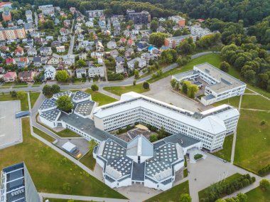 Kaunas Teknoloji Üniversitesi havadan görünümü. KTÜ, Kaunas, Litvanya içinde yer alan bir devlet araştırma üniversitesidir. Başlangıçta 27 Ocak 1920 kurulan