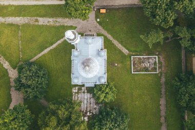 Sisli sabah. Havadan görünümü Kaunas Camii. Ülkenin ikinci büyük kenti ve tarihsel olarak ekonomik, akademik ve kültürel yaşam önde gelen bir merkezi olmuştur