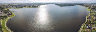 Drone Telsiai Hava Panoraması. Telsiai Kuzey Batı Litvanya'da bulunan Zematija (Samogitia) başkenti olarak adlandırılan bir şehirdir. Bölge ve bölge ortasına da çok.