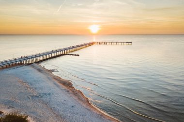 Köprünün Palanga, Litvanya hava görünümünü robot. Gün batımı an