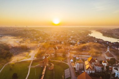 Kaunas eski şehir, Litvanya üzerinden Autumm sis. Sunrise an. Drone havadan görünümü