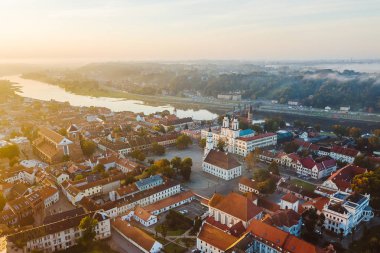 Kaunas eski şehir, Litvanya üzerinden Autumm sis. Sunrise an. Drone havadan görünümü