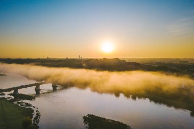 Kaunas eski şehir, Litvanya üzerinden Autumm sis. Sunrise an. Drone havadan görünümü