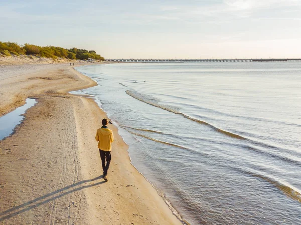 Hombre Caminando Vista Aérea Del Dron Playa Palanga Lituania Mar — Foto de Stock