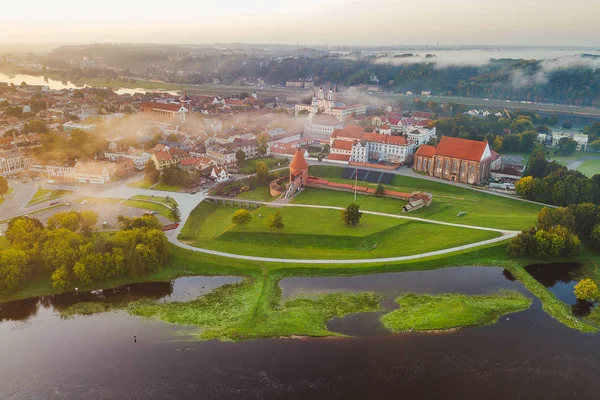 Niebla Otoño Sobre Casco Antiguo Kaunas Lituania Momento Salida Del — Foto de Stock