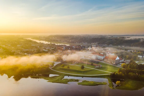 Niebla Otoño Sobre Casco Antiguo Kaunas Lituania Momento Salida Del — Foto de Stock