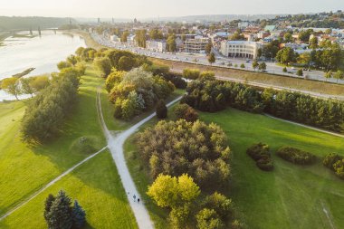 Park renkli ağaçlar hava görünümünü. Kaunas, Litvanya sonbahar sezon