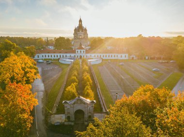Kaunas, Litvanya Pazaislis Manastırı. Drone havadan görünümü. Sonbahar sezon.