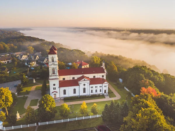 Vista Aérea Iglesia Mañana Brumosa Raudondvaris Condado Kaunas Lituania — Foto de Stock