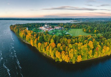 Kaunas, Litvanya Pazaislis Manastırı. Drone havadan görünümü. Sonbahar sezon.
