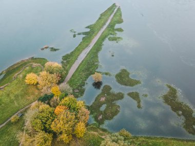 Kaunas izdiham Park dron havadan görünümü. Parkta değil ve kesiştiği yerde Nemunas Neris nehirler yer alır