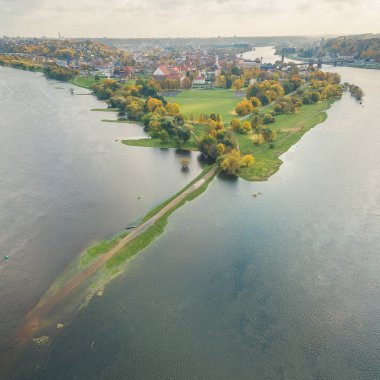Kaunas izdiham Park dron havadan görünümü. Parkta değil ve kesiştiği yerde Nemunas Neris nehirler yer alır