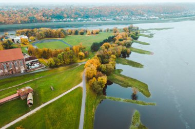 Kaunas izdiham Park dron havadan görünümü. Parkta değil ve kesiştiği yerde Nemunas Neris nehirler yer alır
