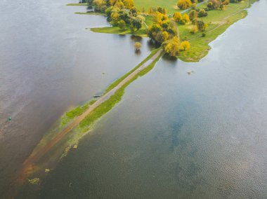 Kaunas izdiham Park dron havadan görünümü. Parkta değil ve kesiştiği yerde Nemunas Neris nehirler yer alır