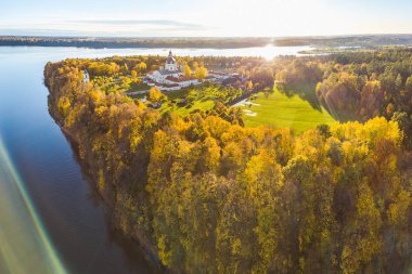 Kaunas, Litvanya Pazaislis Manastırı. Drone havadan görünümü. Sonbahar renkleri.