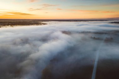 Uçak Litvanya kırsal hava görünümünü. Sonbahar sabahı gündoğumu.