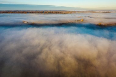 Uçak Litvanya kırsal hava görünümünü. Sonbahar sabahı gündoğumu.