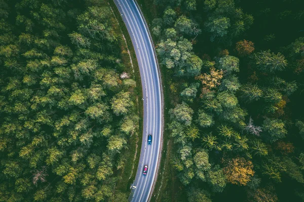 Вид Воздуха Автомобили Проезжающие Через Лес Проселочной Дороге Каунасский Уезд — стоковое фото
