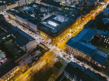 Gece, Litvanya Kaunas şehrin dron havadan görünümü