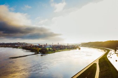 Kaunas izdiham Park dron havadan görünümü. Parkta değil ve kesiştiği yerde Nemunas Neris nehirler yer alır