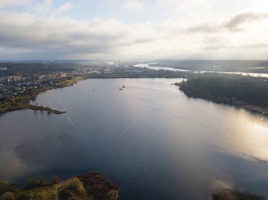 Kaunas, Litvanya göl ve sonbahar orman. Drone havadan görünümü.